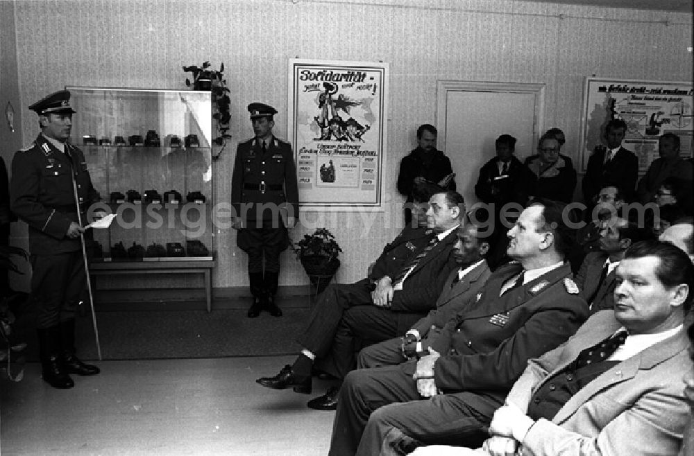 GDR picture archive: Rostok - Heng Somrin (Kambodscha) besucht Soldaten im Rostok. (355A)