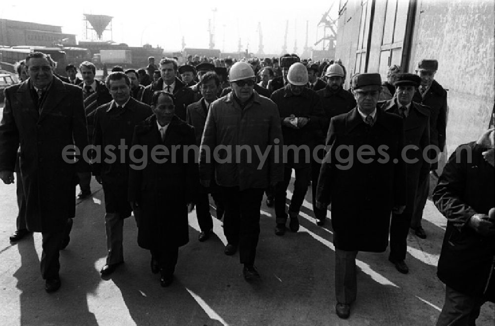 GDR photo archive: Rostok - Heng Somrin (Kambodscha) besucht eine Werft im Rostok. (355A)