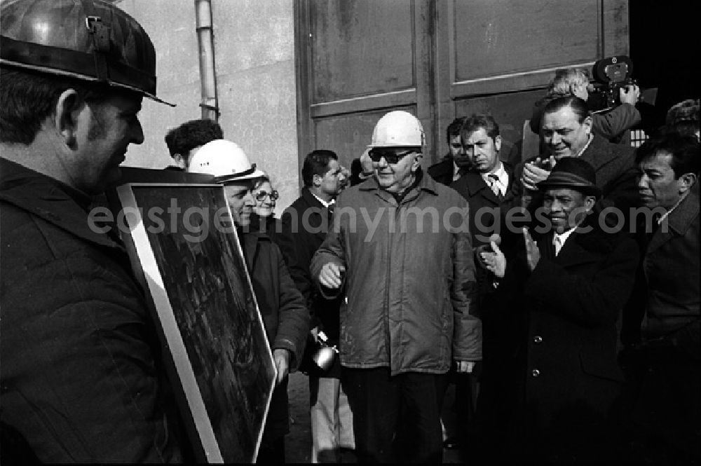 GDR picture archive: Rostok - Heng Somrin (Kambodscha) besucht eine Werft im Rostok. (355A)