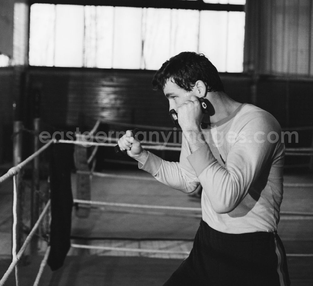 GDR image archive: Frankfurt/Oder - Henry Maske is a retired German boxer in cruiser weight. Here at a daily boxing training at ASK Frankfurt / Oder in Brandenburg
