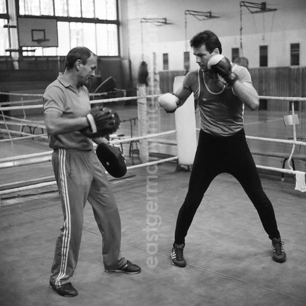 GDR photo archive: Frankfurt (Oder) - Henry Maske and his coach Manfred Wolke training boxing in Frankfurt / Oder in Brandenburg
