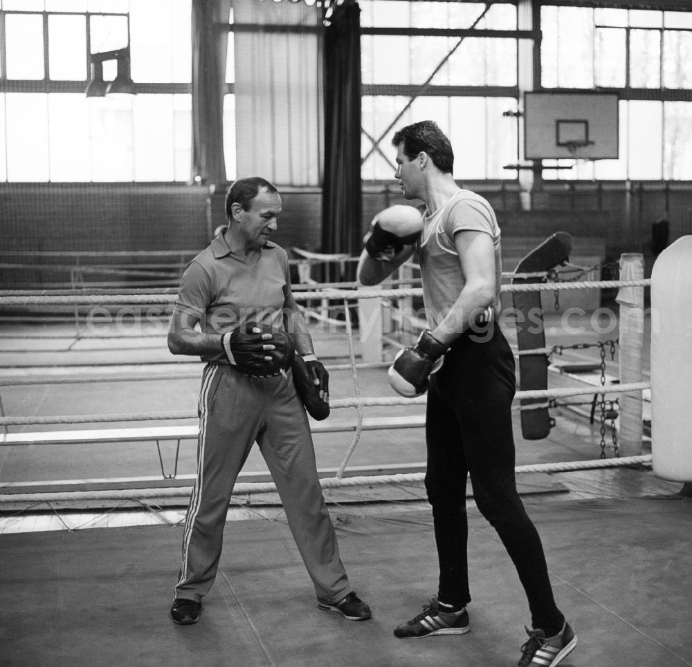 GDR picture archive: Frankfurt (Oder) - Henry Maske and his coach Manfred Wolke training boxing in Frankfurt / Oder in Brandenburg