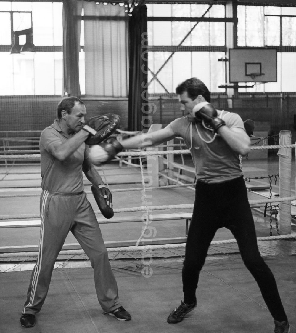 Frankfurt (Oder): Henry Maske and his coach Manfred Wolke training boxing in Frankfurt / Oder in Brandenburg