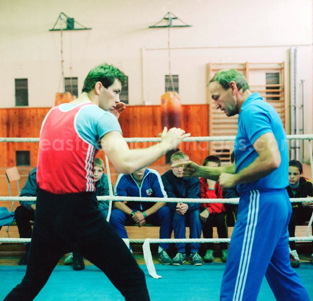 GDR image archive: Frankfurt (Oder) - Henry Maske and his coach Manfred Wolke training boxing in Frankfurt / Oder in Brandenburg