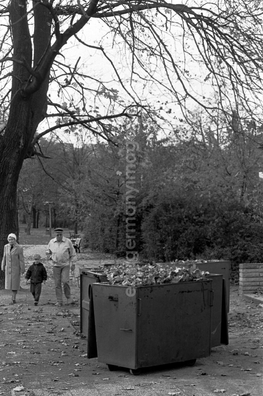 GDR image archive: Berlin-Friedrichshain - Herbststimmungsimpressionen im Friedrichshain 27.1