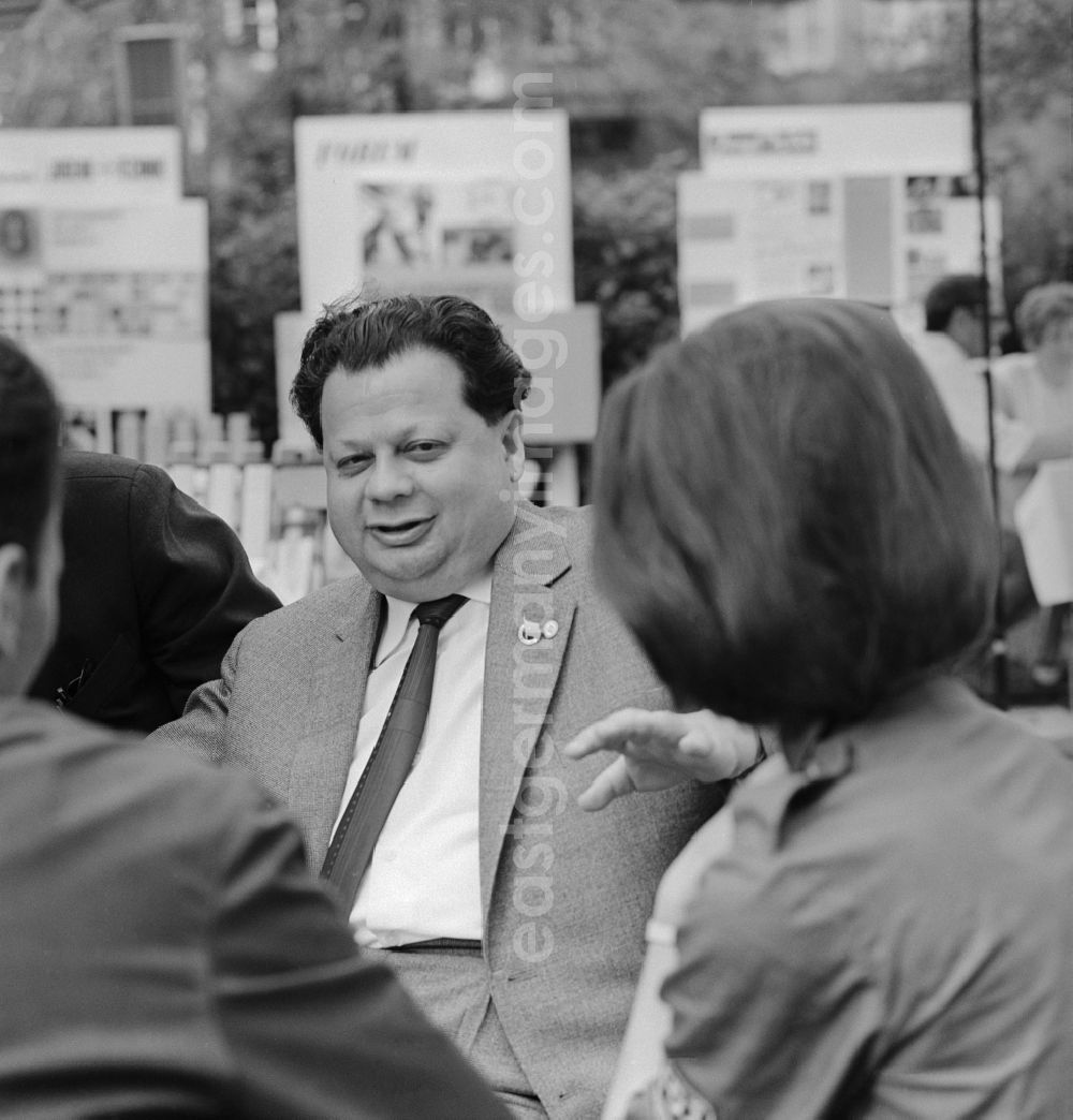 Berlin - Mitte: Hermann Axen ( 1916 - 1992 ) was a politician, a member of the People's Chamber, Chairman of its Committee on Foreign Affairs, Chief Editor of the New Germany and a member of the Politburo of the Central Committee of the SED. Here he is talking with journalists