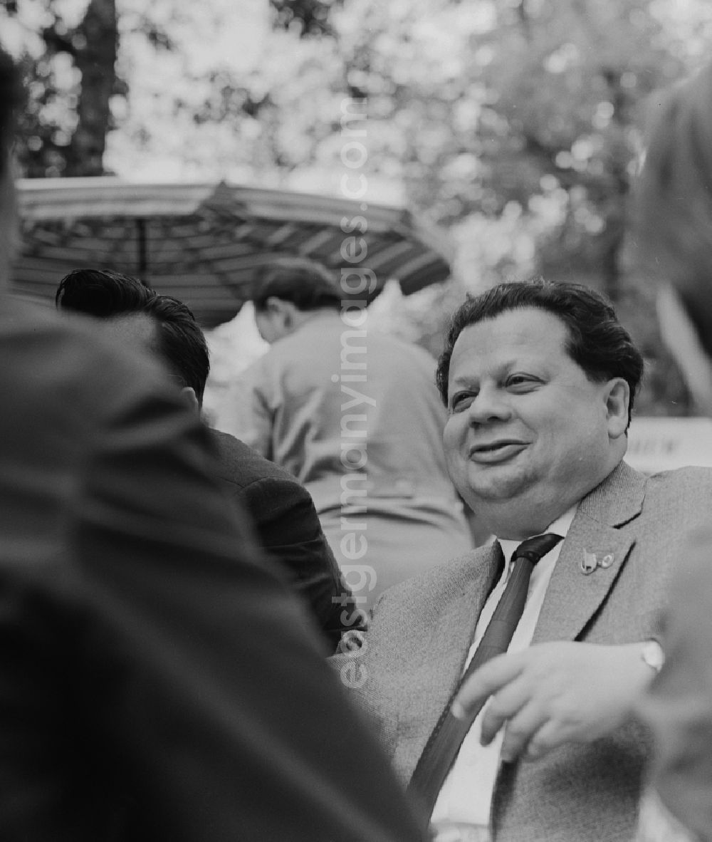 GDR photo archive: Berlin - Mitte - Hermann Axen ( 1916 - 1992 ) was a politician, a member of the People's Chamber, Chairman of its Committee on Foreign Affairs, Chief Editor of the New Germany and a member of the Politburo of the Central Committee of the SED. Here he is talking with journalists