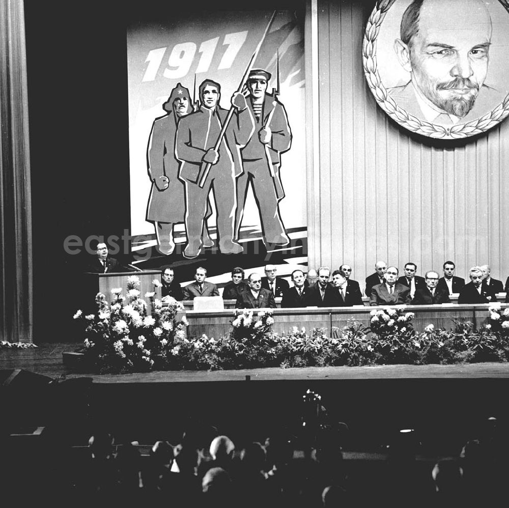 GDR photo archive: Berlin - SED-Funktionäre / Politiker sitzen zusammen auf Podium und klatschen auf Festveranstaltung anläßlich des 48.Jahrestag der sozialistischen Oktoberrevolution.
