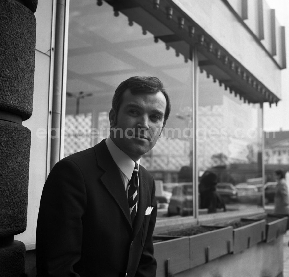 GDR photo archive: Berlin - Young man presents current men's fashion - men's fashion collection on Hotel Berolina in the district Mitte in Berlin, the former capital of the GDR, German Democratic Republic