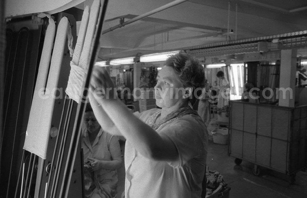 GDR photo archive: Thalheim - Workplace and factory equipment in the women's factory in the manufacture of women's stockings at the VEB Feinsstockings factory Esda in Thalheim in the Ore Mountains in the state of Saxony on the territory of the former GDR, German Democratic Republic