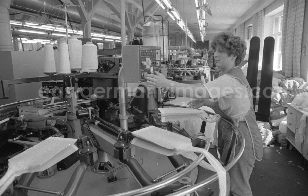 Thalheim: Workplace and factory equipment in the women's factory in the manufacture of women's stockings at the VEB Feinsstockings factory Esda in Thalheim in the Ore Mountains in the state of Saxony on the territory of the former GDR, German Democratic Republic