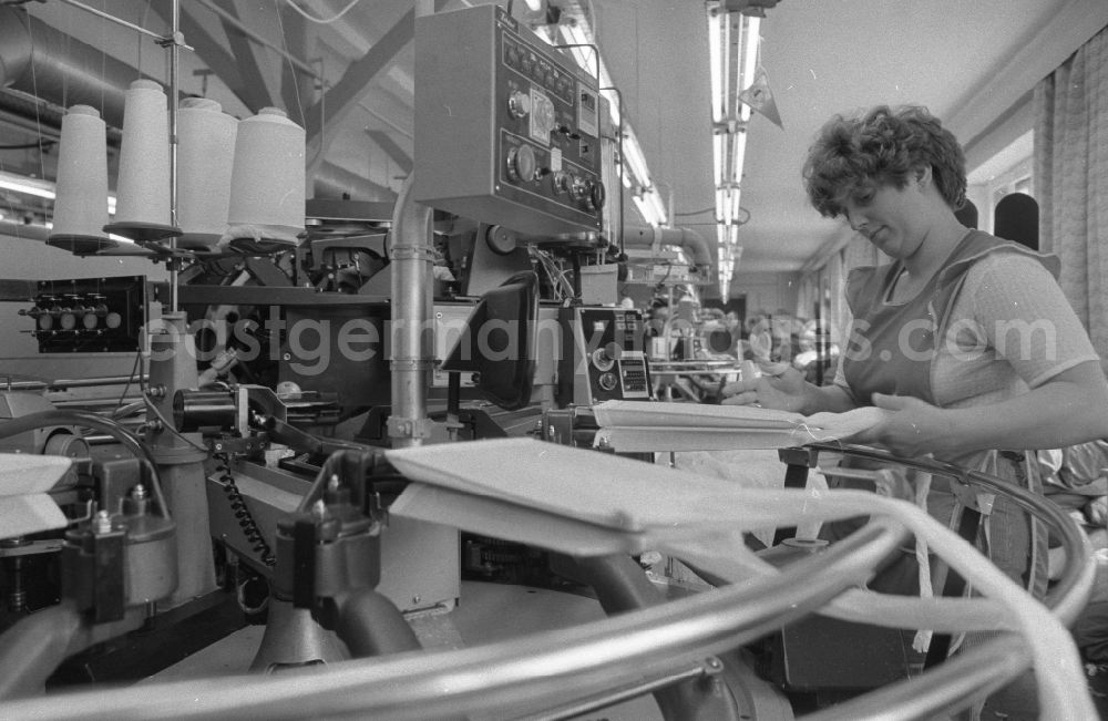 GDR image archive: Thalheim - Workplace and factory equipment in the women's factory in the manufacture of women's stockings at the VEB Feinsstockings factory Esda in Thalheim in the Ore Mountains in the state of Saxony on the territory of the former GDR, German Democratic Republic