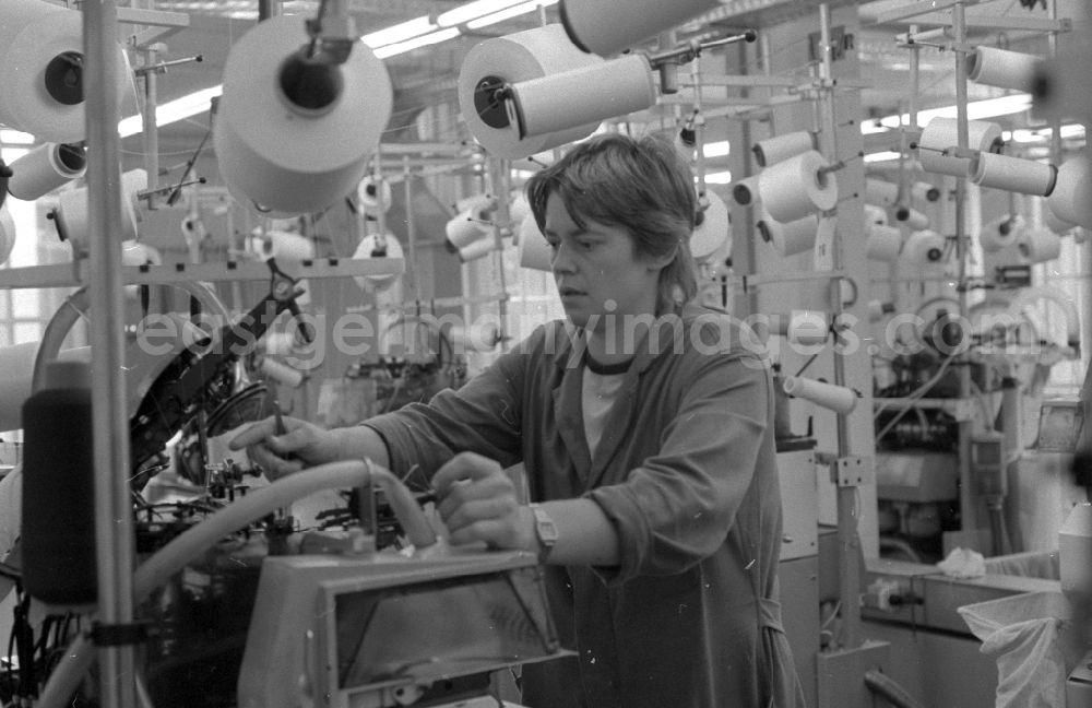 GDR image archive: Thalheim - Workplace and factory equipment in the women's factory in the manufacture of women's stockings at the VEB Feinsstockings factory Esda in Thalheim in the Ore Mountains in the state of Saxony on the territory of the former GDR, German Democratic Republic