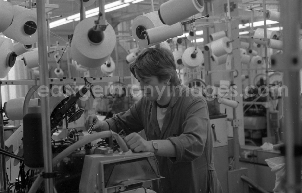 GDR picture archive: Thalheim - Workplace and factory equipment in the women's factory in the manufacture of women's stockings at the VEB Feinsstockings factory Esda in Thalheim in the Ore Mountains in the state of Saxony on the territory of the former GDR, German Democratic Republic