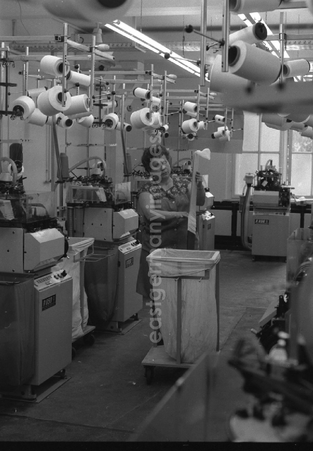 Thalheim: Workplace and factory equipment in the women's factory in the manufacture of women's stockings at the VEB Feinsstockings factory Esda in Thalheim in the Ore Mountains in the state of Saxony on the territory of the former GDR, German Democratic Republic