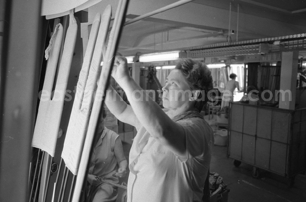 GDR picture archive: Thalheim - Workplace and factory equipment in the women's factory in the manufacture of women's stockings at the VEB Feinsstockings factory Esda in Thalheim in the Ore Mountains in the state of Saxony on the territory of the former GDR, German Democratic Republic