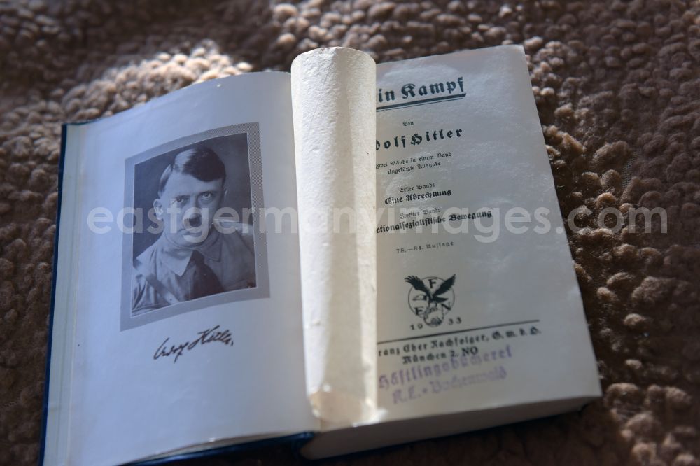 GDR photo archive: Weimar - This early edition of Adolf Hitler's Mein Kampf once belonged to the Communists and Jews Herbert Sandberg. The famous East German graphic designer and artist was imprisoned during the Nazi dictatorship in the former KL Buchenwald concentration camp. During approach of the allied forces on the Ettersberg prisoners clothing chambers and foods Sandberg plundered the inmate library. I wanted to know how such a thing could happen - said Sandberg after the collapse of the GDR, where he last held the book in the attic of his house. A by the author Christian Zentner commented paperback edition was published recently in the List-Verlag
