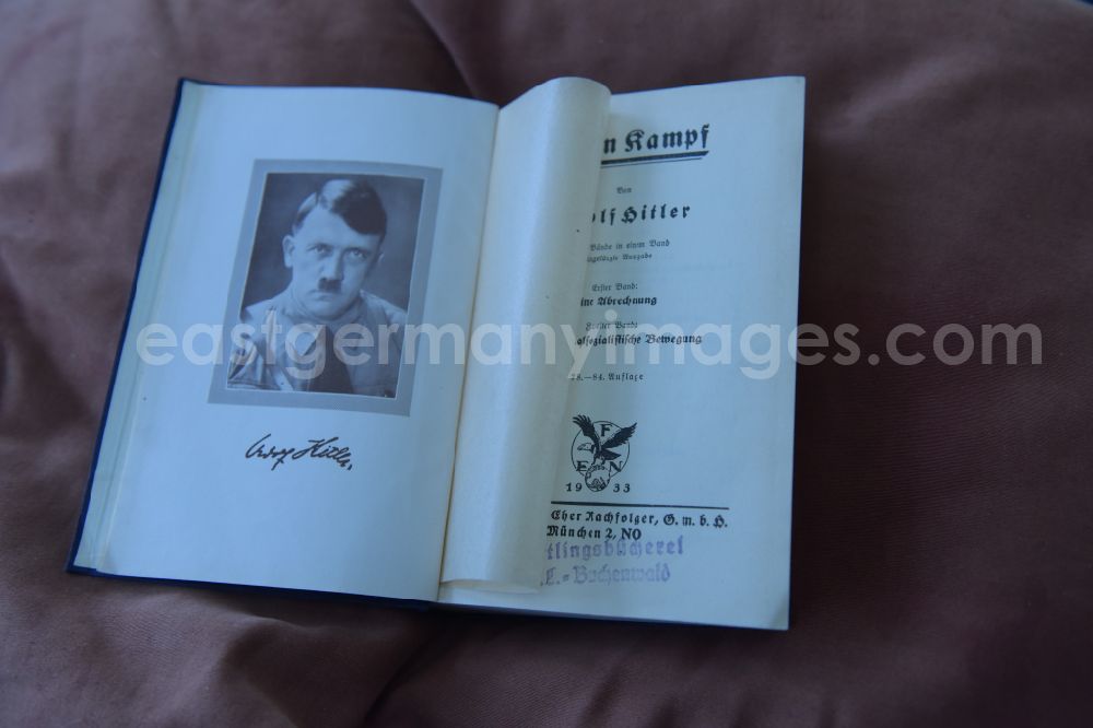GDR photo archive: Weimar - This early edition of Adolf Hitler's Mein Kampf once belonged to the Communists and Jews Herbert Sandberg. The famous East German graphic designer and artist was imprisoned during the Nazi dictatorship in the former KL Buchenwald concentration camp. During approach of the allied forces on the Ettersberg prisoners clothing chambers and foods Sandberg plundered the inmate library. I wanted to know how such a thing could happen - said Sandberg after the collapse of the GDR, where he last held the book in the attic of his house. A by the author Christian Zentner commented paperback edition was published recently in the List-Verlag