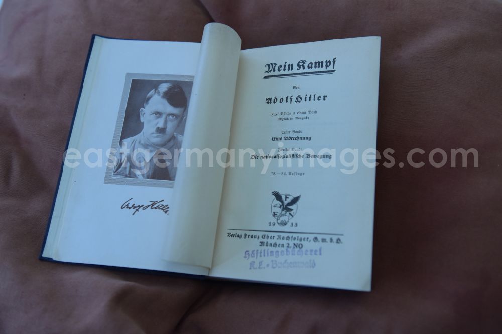 GDR picture archive: Weimar - This early edition of Adolf Hitler's Mein Kampf once belonged to the Communists and Jews Herbert Sandberg. The famous East German graphic designer and artist was imprisoned during the Nazi dictatorship in the former KL Buchenwald concentration camp. During approach of the allied forces on the Ettersberg prisoners clothing chambers and foods Sandberg plundered the inmate library. I wanted to know how such a thing could happen - said Sandberg after the collapse of the GDR, where he last held the book in the attic of his house. A by the author Christian Zentner commented paperback edition was published recently in the List-Verlag