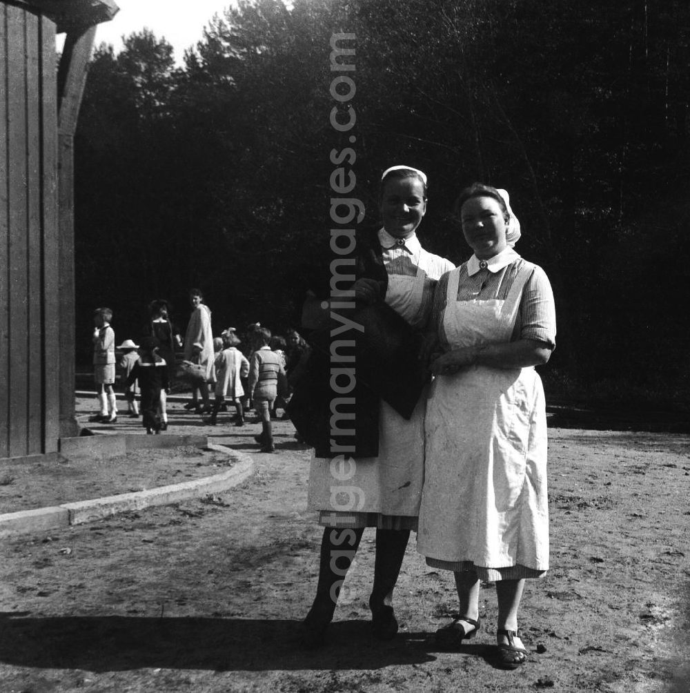 Danzig: Zwei Hilfskrankenschwester / Krankenschwester stehen zusammen und lächeln in Kamera, im Lazarett Danzig. Kinder mit Erzieherin im Hintergrund.