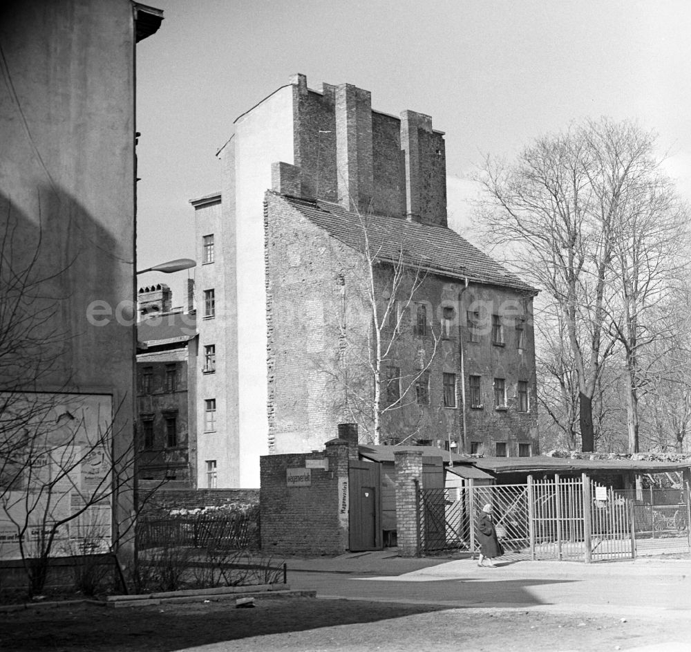 GDR picture archive: Berlin - Mitte - A backyard with a car hire in Berlin