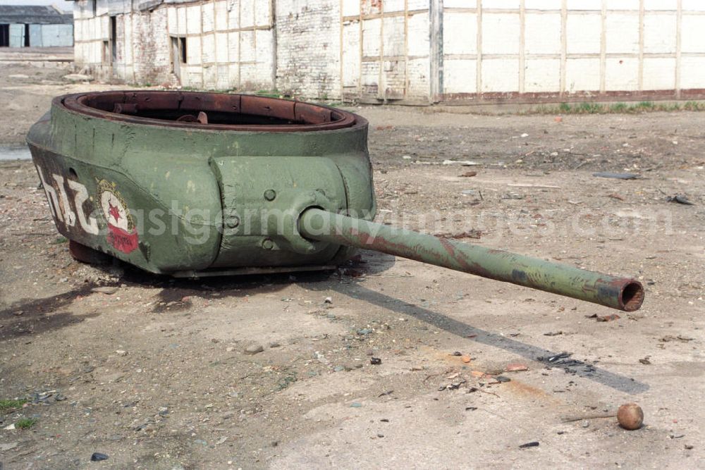 Gotha: Hinterlassenschaften der Roten Armee in der ehemaligen Kaserne der Sowjetstreitkräfte. Im Bild der umgestürzte Geschützturm eines Panzers T-34.