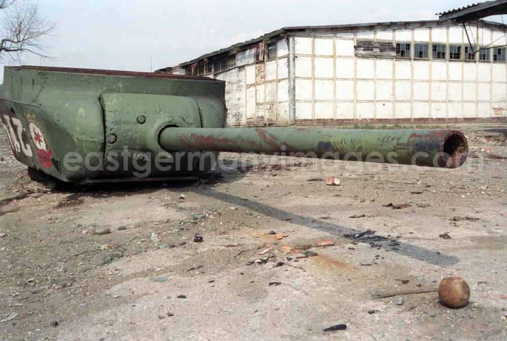 GDR picture archive: Gotha - Hinterlassenschaften der Roten Armee in der ehemaligen Kaserne der Sowjetstreitkräfte. Im Bild der umgestürzte Geschützturm eines Panzers T-34.