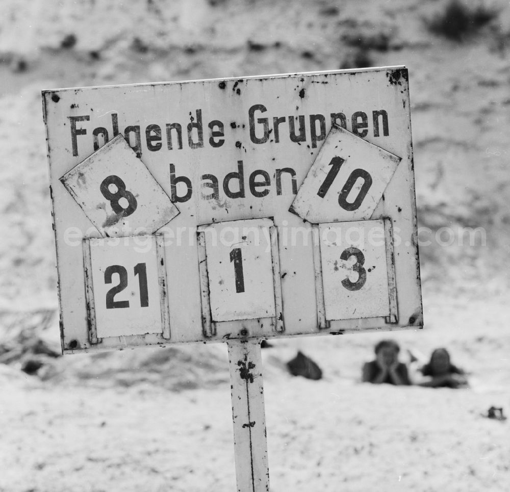 Ückeritz: Sign on the beach in Ueckeritz in Mecklenburg-Western Pomerania in the field of the former GDR, German Democratic Republic