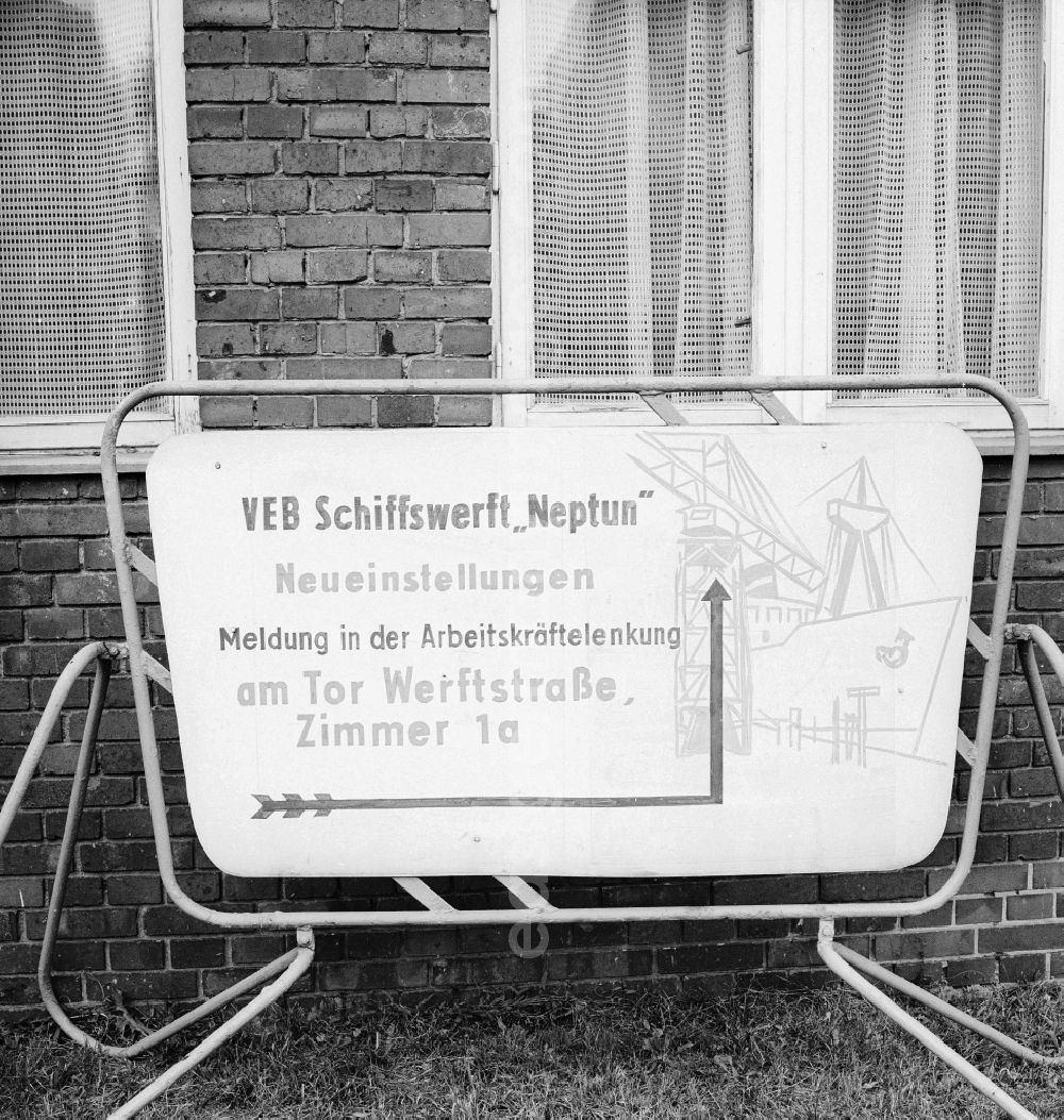Rostock: Sign of the dockyard VEB Neptune above the way in the personnel office / manpower steering system in Rostock in the federal state Mecklenburg-West Pomerania in the area of the former GDR, German democratic republic