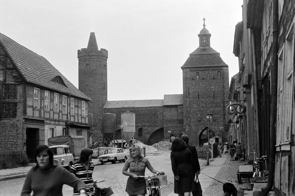 GDR image archive: Bernau - Attractions of the historic old town in the center Steintor on street Hussitenstrasse in Bernau, Brandenburg on the territory of the former GDR, German Democratic Republic