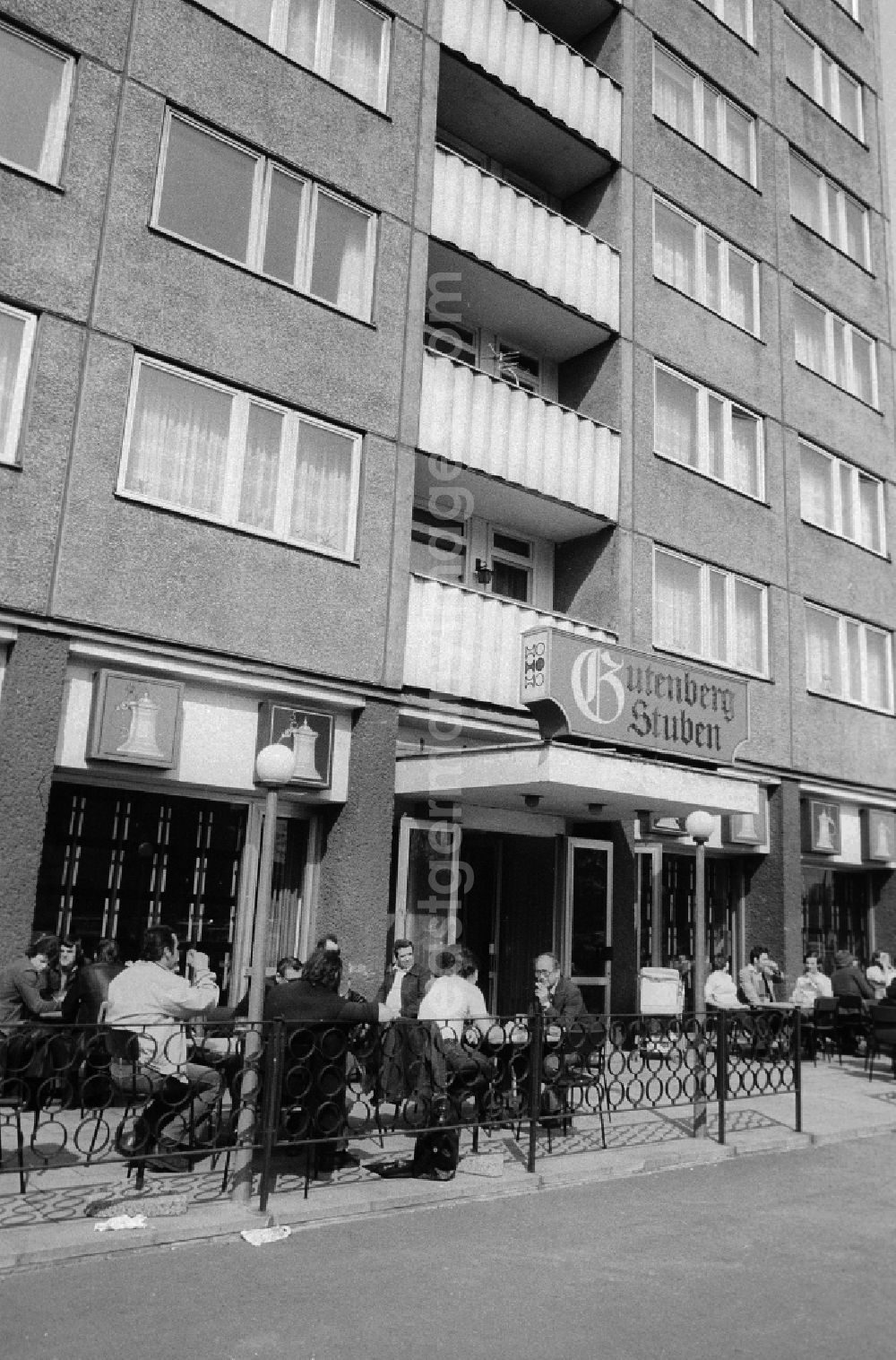 GDR image archive: Berlin - The restaurant Gutenberg rooms the HO (trading organisation) in the street of the Paris local authority district in Berlin, the former capital of the GDR, German democratic republic