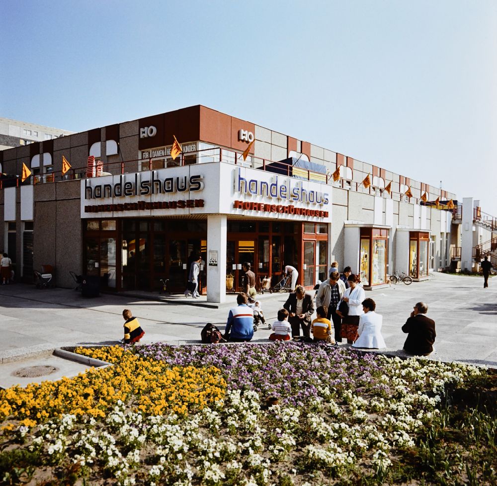 GDR picture archive: Berlin - HO Hohenschoenhausen Trading House in Berlin Eastberlin on the territory of the former GDR, German Democratic Republic