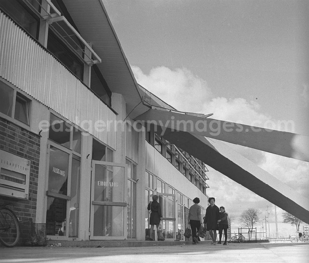 GDR image archive: Rostock - Passanten vor der HO Kaufhalle im Ortsteil Lütten Klein in Rostock. Eröffnung am 04.
