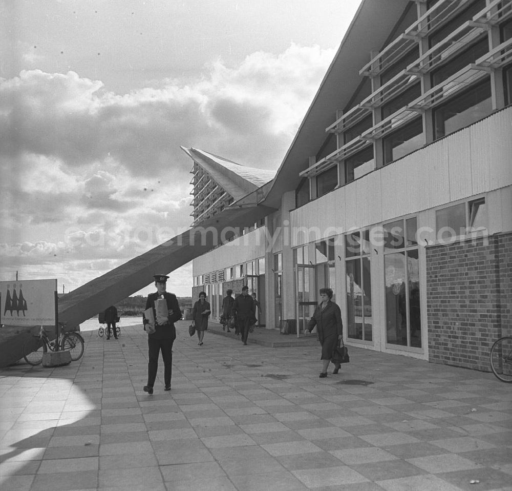 GDR picture archive: Rostock - Passanten vor der HO Kaufhalle im Ortsteil Lütten Klein in Rostock. Eröffnung am 04.