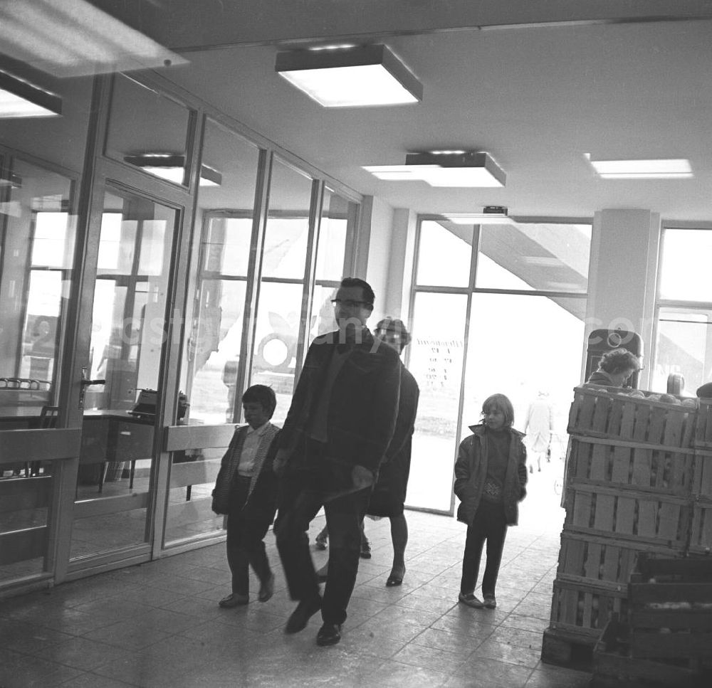 GDR picture archive: Rostock - Eine Familie betritt die HO Kaufhalle. Eröffnung am 04.