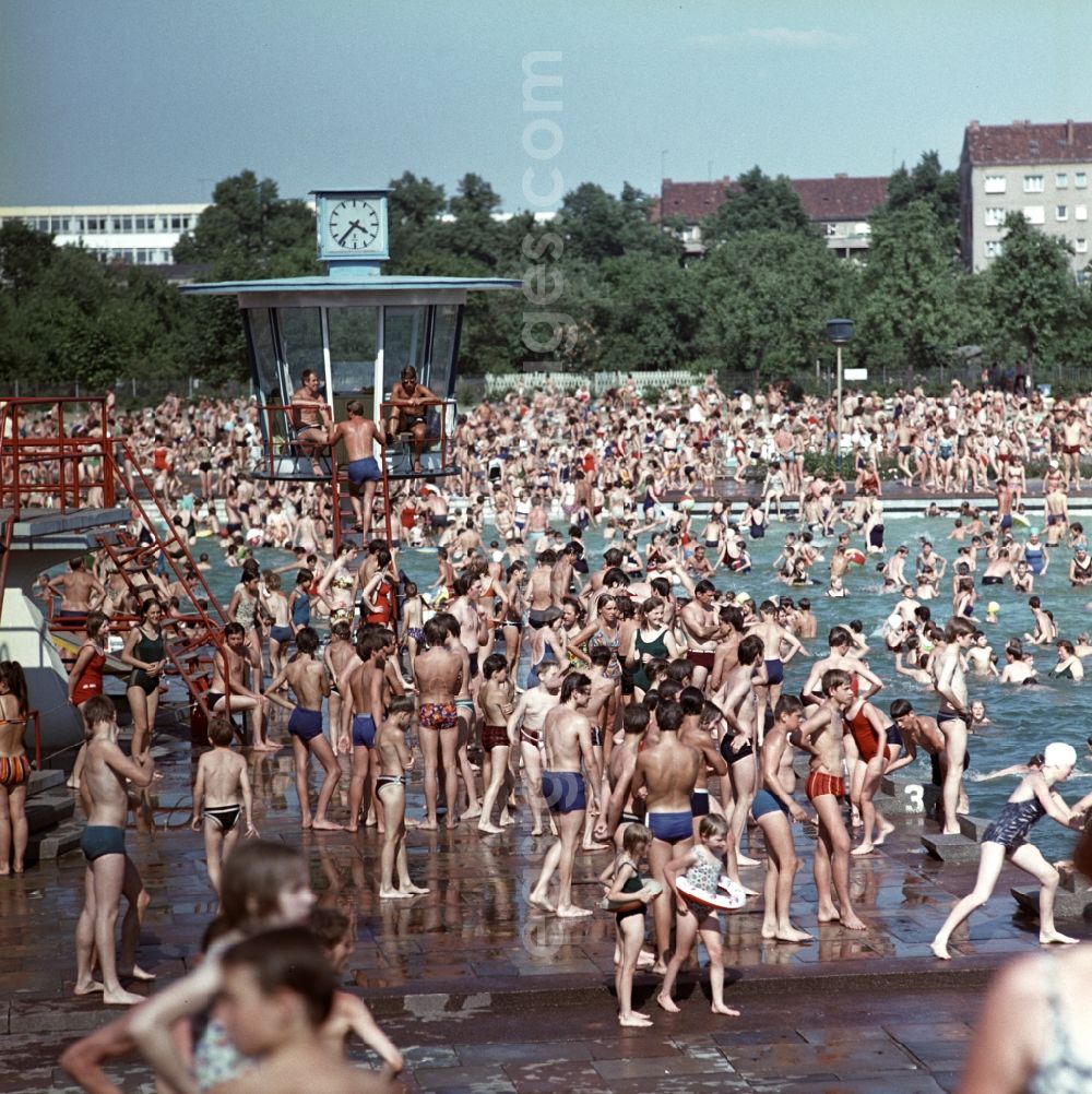  Berlin - Pankow: High operating in the outdoor pool in Berlin Pankow. Like every year, there is also in the summer of 197