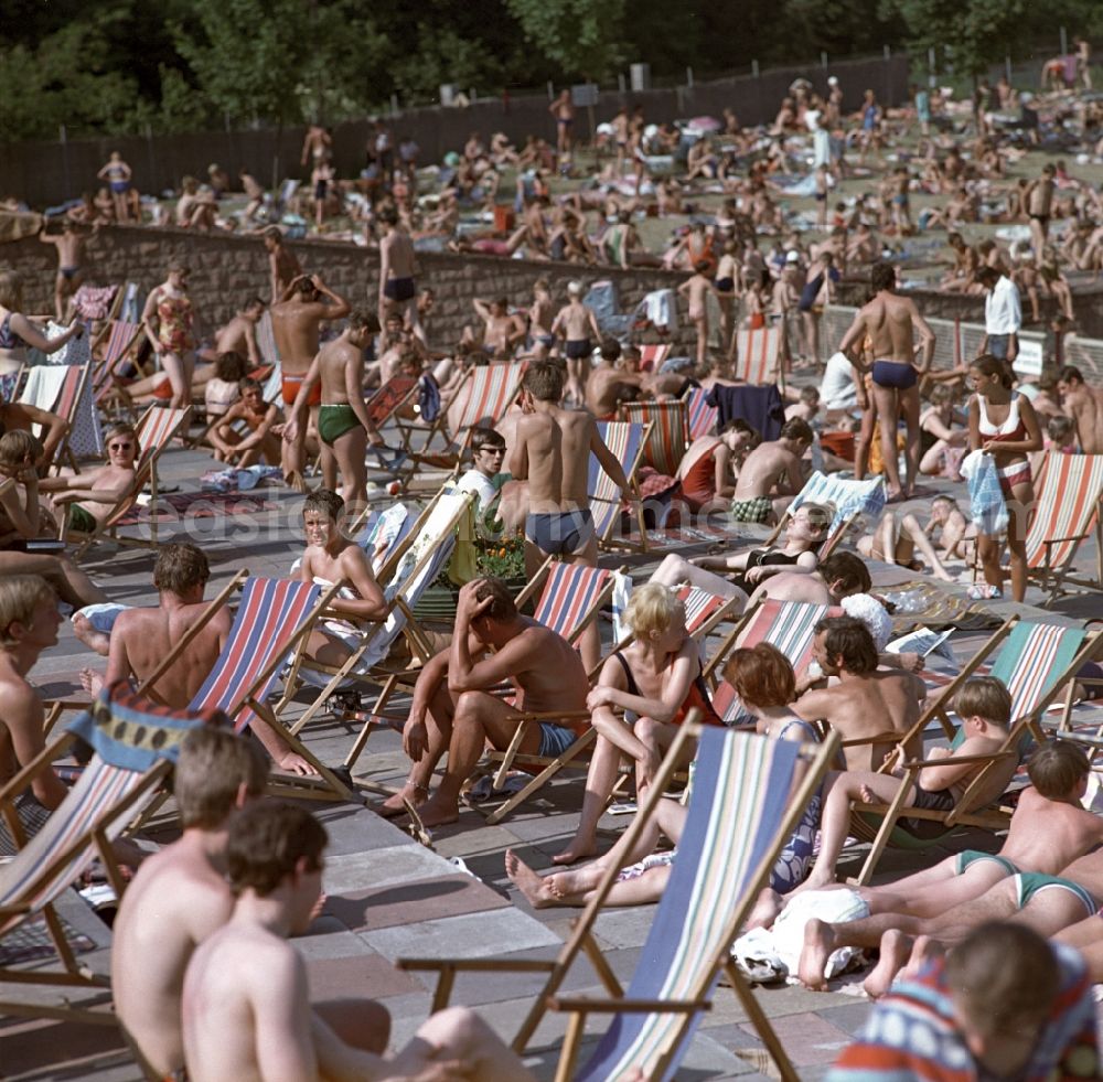 GDR photo archive: Berlin - Pankow - High operating in the outdoor pool in Berlin Pankow. Like every year, there is also in the summer of 197