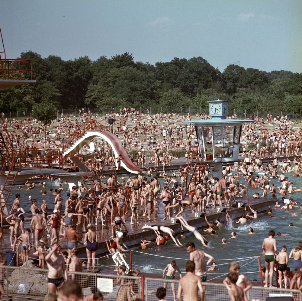 GDR picture archive: Berlin - Pankow - High operating in the outdoor pool in Berlin Pankow. Like every year, there is also in the summer of 197