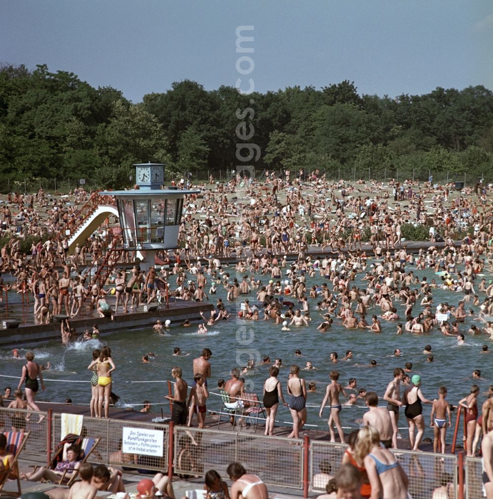 GDR image archive: Berlin - Pankow - High operating in the outdoor pool in Berlin Pankow. Like every year, there is also in the summer of 197