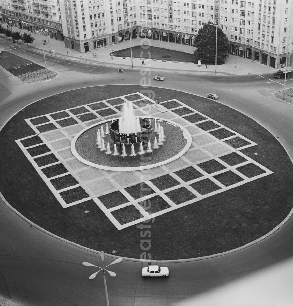 GDR image archive: Berlin - Friedrichshain - Skyscrapers at Strausbergerplatz in Berlin along Karl-Marx-Allee. A collective around Hermann Henselmann was from 1952 to 1955 responsible for the development of the place. The fountain on the square - the Floating Ring - had already been erected in 1966. It was created by German sculptor and blacksmith Fritz Kühn