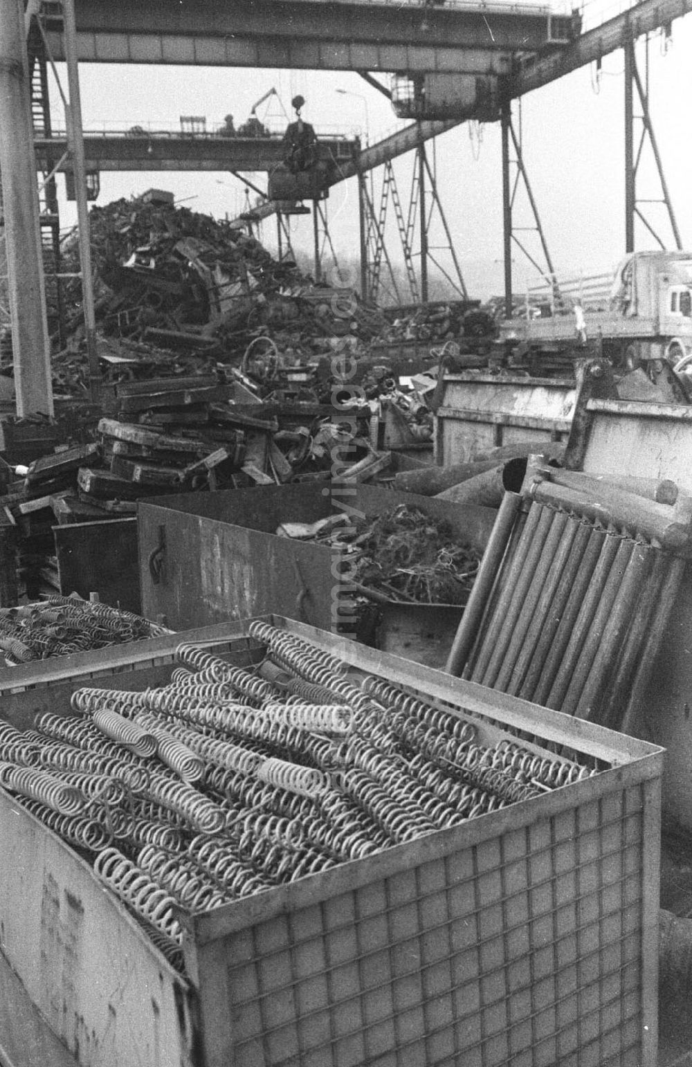 GDR image archive: unbekannt - Hochkonjunktur Wöhlsdorf Metall- Recycling 23.11.9
