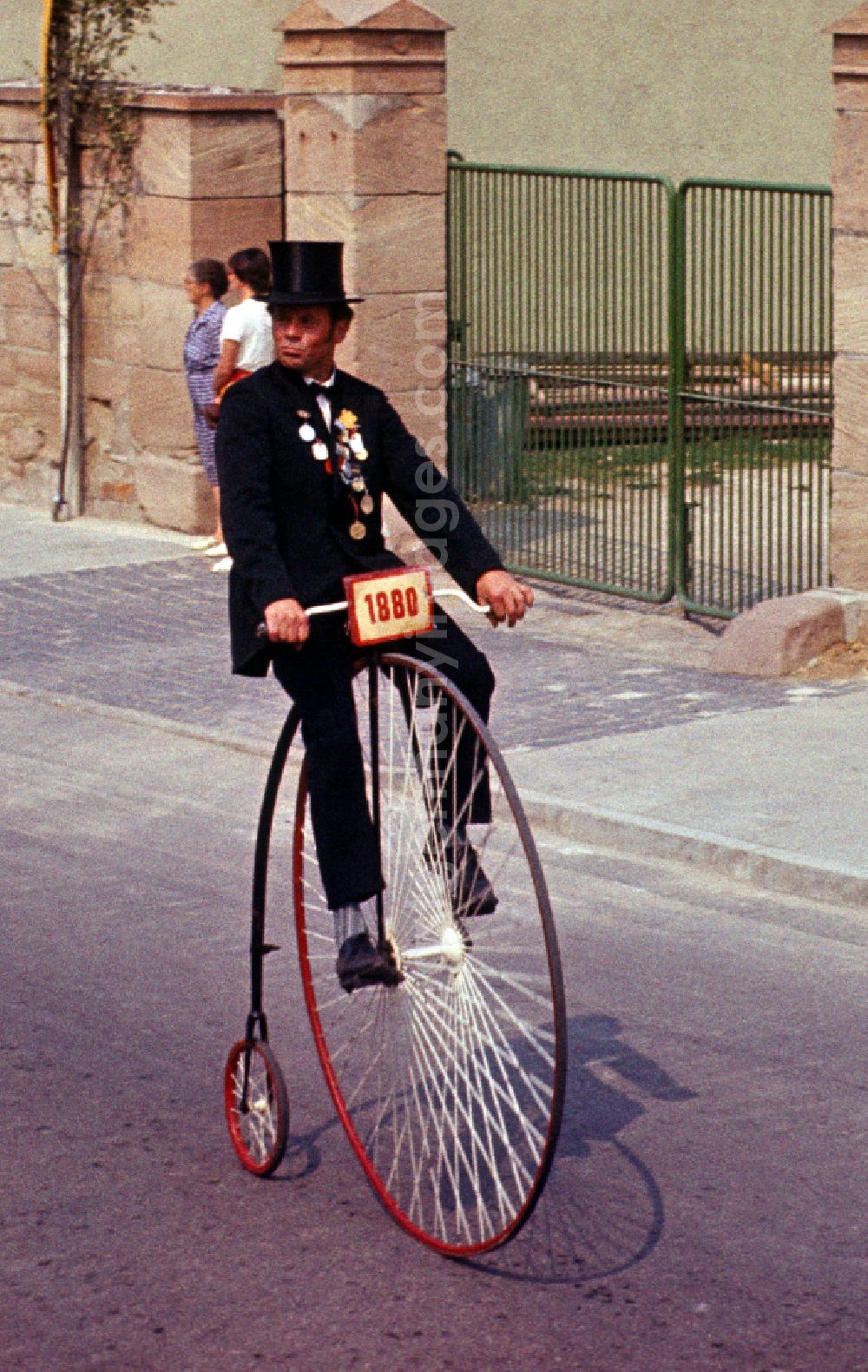 GDR picture archive: Nebra (Unstrut) - Penny-farthing riders at the parade for the 110