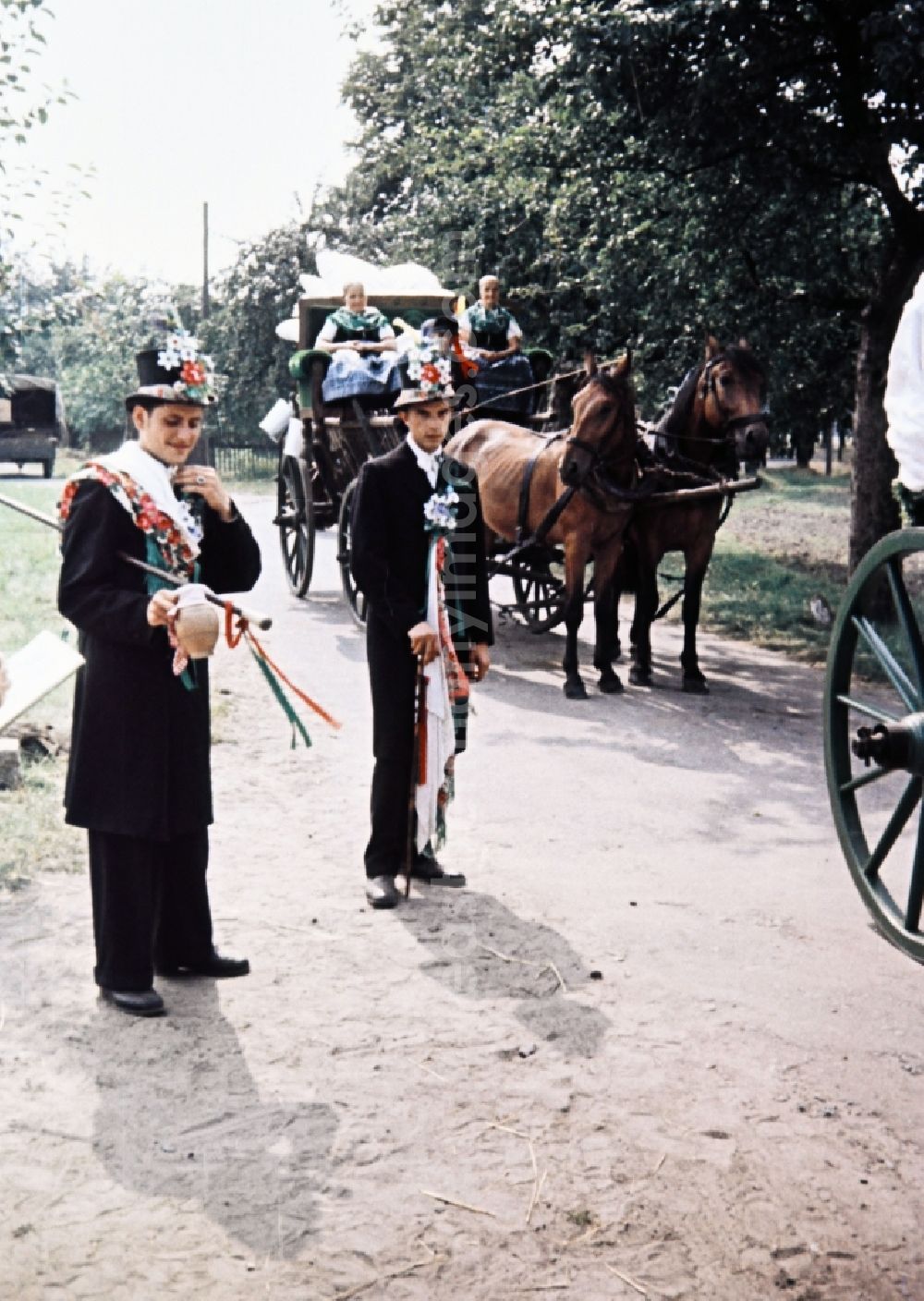 GDR photo archive: Radibor - Wedding carriage and costumes and garments the Sorbian minority in Milkel in the state Saxony on the territory of the former GDR, German Democratic Republic