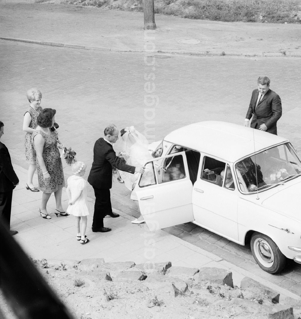 GDR photo archive: Neustrelitz - A bridal couple gets out of a Skoda 10
