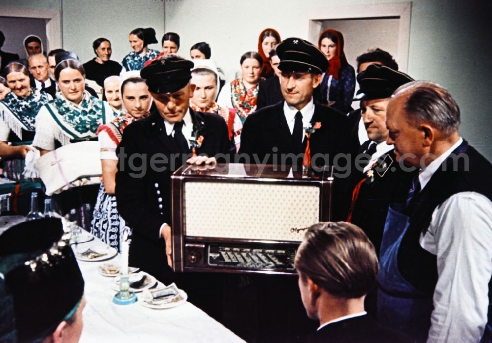 GDR image archive: Milkel - Wedding gift transfer Sorbian inhabitants in the form of an old tube radio Olympia in Milkel in the state of Saxony in the territory of the former GDR, German Democratic Republic