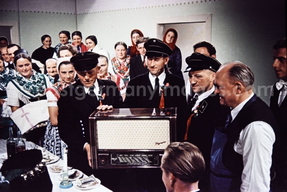 GDR photo archive: Milkel - Wedding gift transfer Sorbian inhabitants in the form of an old tube radio Olympia in Milkel in the state of Saxony in the territory of the former GDR, German Democratic Republic
