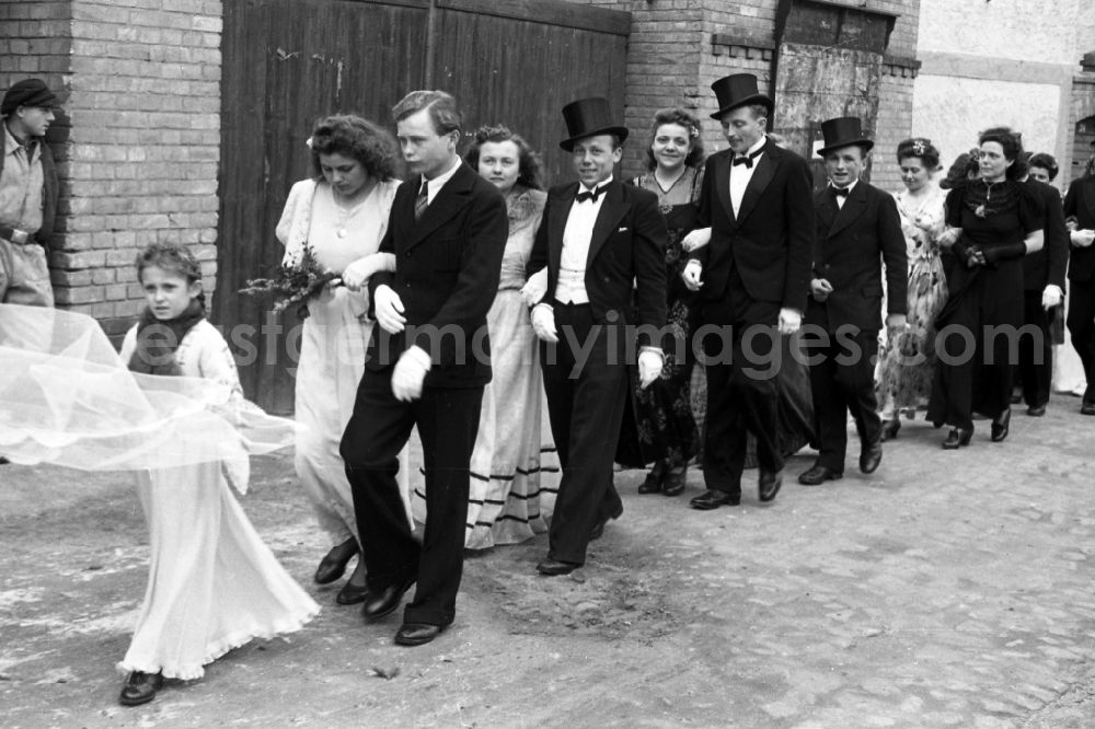 GDR image archive: Merseburg - A wedding society in Merseburg in the federal state Saxony-Anhalt in Germany