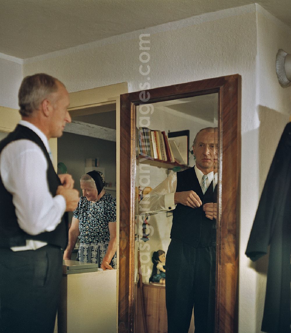 GDR picture archive: Räckelwitz - Man as groom presents a current wedding fashion suitat a Sorbian wedding in Raeckelwitz in DDR