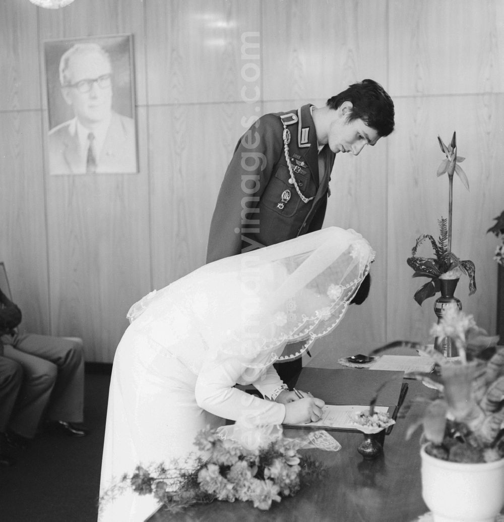 GDR picture archive: Berlin - Wedding couple in the registry office in Berlin, the former capital of the GDR, the German Democratic Republic
