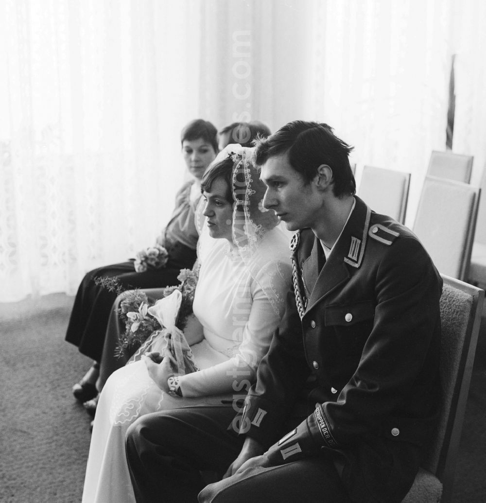 GDR image archive: Berlin - Wedding couple in the registry office in Berlin, the former capital of the GDR, the German Democratic Republic